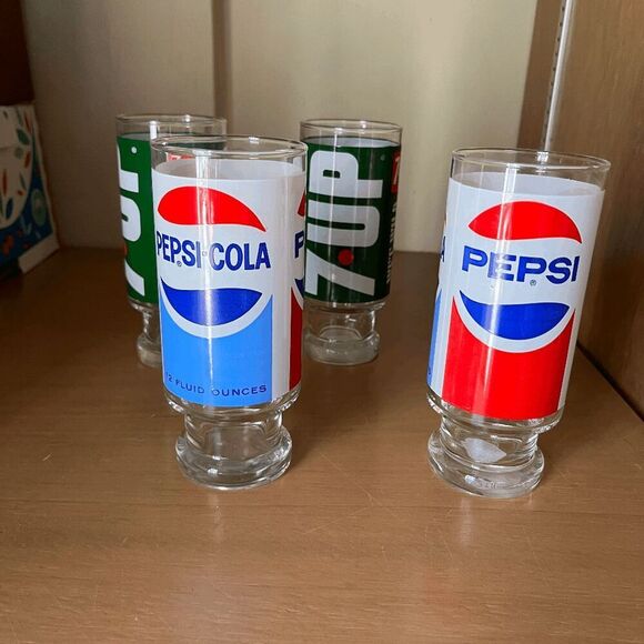 Set of 4 Vintage 1970s Pepsi & 7UP Logo Glasses – Retro Soda Advertising - Picture 2 of 8